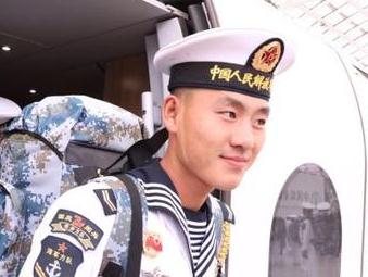 载誉凯旋！海军方队受阅官兵回青，市民游客夹道欢迎