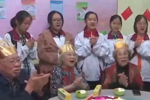今日重阳 中学生为养老院老人过集体生日