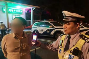 情侣半路吵架，醉酒男子竟撇下女驾驶员独自开车上高速