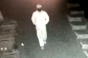 深夜专挑沿街店铺下手 小贼落网