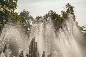 秋日中山公园一湖碧水 树木草地正在变换颜色