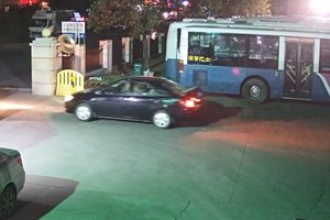 寒夜中青岛街头 男子用轮椅推着老父行走4小时...结局泪目