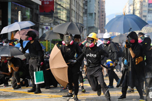 香港特区政府强烈谴责暴徒恶行 有暴徒在室内纵火