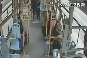 【感动在身边】背包遗落在公交车 乘务员完璧归赵