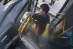 小学生帮陌生乘客付钱 公交车上再现“暖心少年”