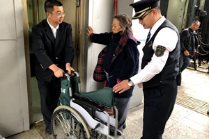 重病旅客乘车难 列车乘务员伸援手