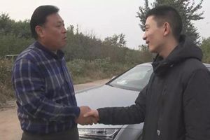 男子丢30万现金 寻找时发现一个兵哥哥在路边等他