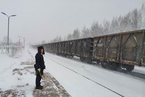 黑龙江蒙克山火车站遭遇强降雪