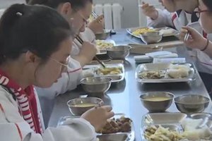 城阳一中食堂午餐不够吃？校方：的确存在菜品脱销情况