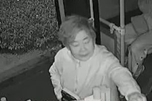 青岛一60多岁阿姨在公交站等了四十多分钟？原因竟是…