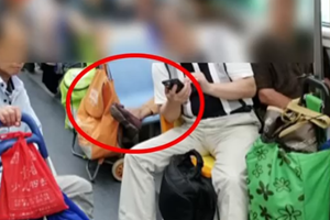 地铁车厢内一人占俩座，这里不是你家