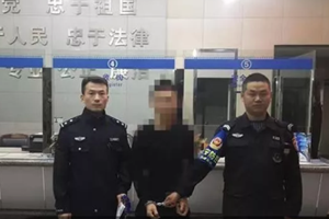 男子酒吧内看见漂亮姑娘就往上靠 还拿着神秘仪器