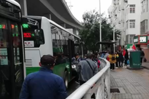 公交车站“长”护栏挡路，交警回应了