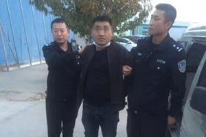 连钢板也偷！两壮汉开面包车盗窃被即墨警方抓获