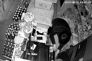 18岁少年为上网盗窃商店4次，涉案财物1万余元