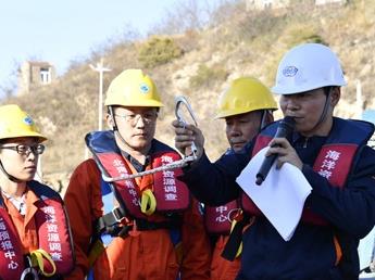 自然资源部北海局开展海上作业人员遇险应急救援演练