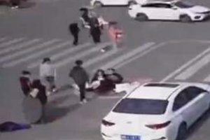 大型玩命现场！情侣躺马路中间拍婚纱照…