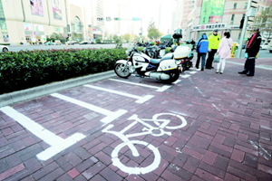 青岛香港中路与南京路交会处新设自行车、摩托车泊位