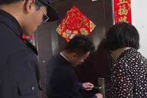 自家的房莫名被中介打开，还带人看房！民警发现惊人巧合