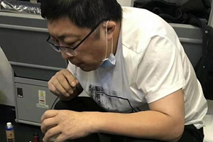 老人飞机上无法排尿膀胱或破裂 医生用嘴吸尿救人