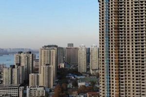 800万江景房不能“坐拥”环幕江景？开发商：站着看