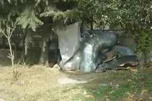 老人为何搭棚住在路边？ 街道办：老人有房 只是不去住