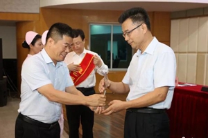 海南“吸尿救人”医生肖占祥捐出十万奖金