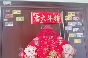 青岛这个小区贴满小广告，居民：谁来管管“牛皮癣”？