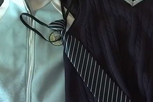 初一校服收费2300元！家长直呼负担重，校方：别人都穿你不穿？