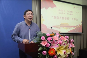 吸尿救人的医生张红受表彰，获奖感言哈哈哈哈