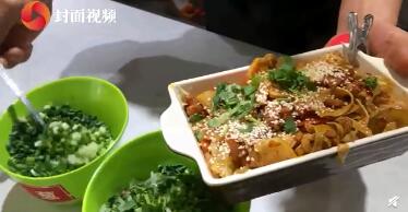 高校食堂自动炒菜机30秒可出餐 看着还真不赖呢！