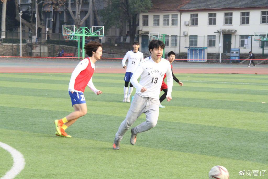 江苏大学有人踢足球吗,江苏大学有人踢足球吗现在