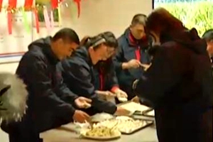 卫星连线：121路驾驶员齐包饺子过冬至
