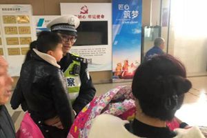 驾车送俩娃来青看病途中追尾，交警兵分两路紧急送医