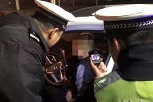 日照95后小伙酒后驾车,脚踩刹车在路口睡了近2小时…