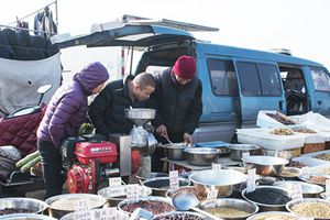 产品琳琅满目 城阳上马大集年味浓