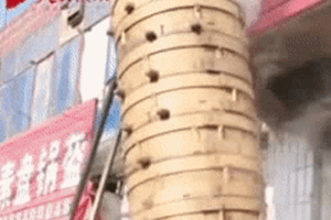 生意太火爆！包子铺20层蒸笼堆到二楼阳台！网友：哪层先熟？