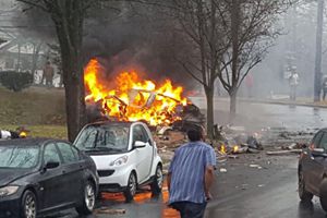 美国一架小型飞机坠毁撞上民房 飞行员当场死亡