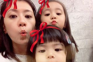 贾静雯幸福晒娃 波妞与狗狗合照表情搞怪