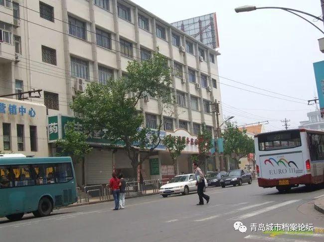 书又多又杂,去过两三次,等想要仔细逛的时候已经没有了,大约在2000年