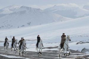 策马奔腾！金正恩骑马视频首次曝光，与夫人李雪主驰骋林海雪原