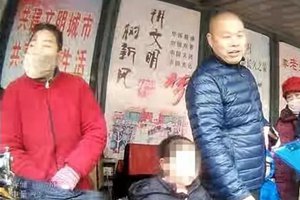 爷爷送孙女上幼儿园,扭头就走!娃在风中凌乱:今天放假啊