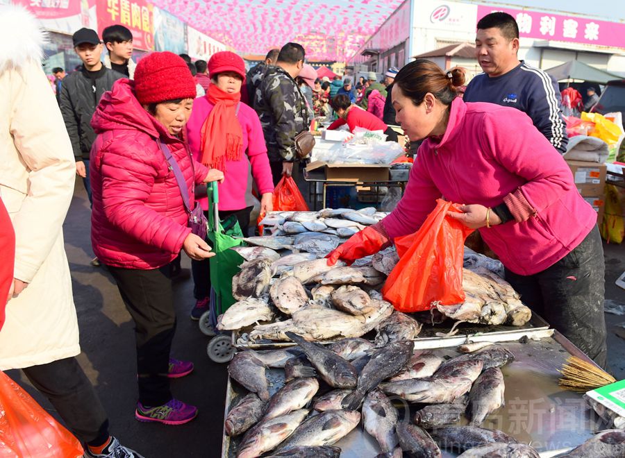 过了腊八就是年 在王哥庄大集上感受浓浓年味