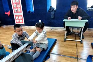 市南区少儿体育活动中心挑选小小游泳健将