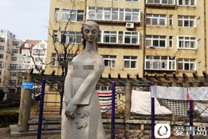 新湛一路小区一女性雕像被恶意涂鸦 居民：忒变态