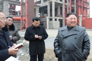 金正恩新年首个公开活动 视察了这个化肥厂工地