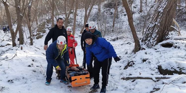 天寒地冻，老人爬浮山打6大桶水摔致骨折！