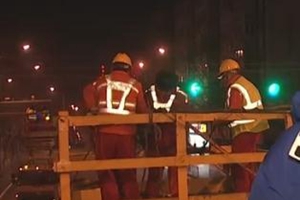 《新春走基层》深夜架线工