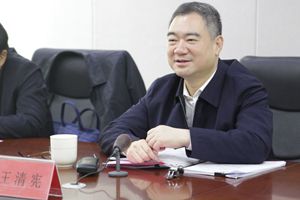 王清宪出席驻青新闻单位座谈会时强调：火热的实践是新闻的源泉