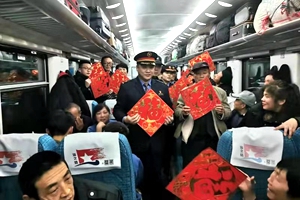 春运火车上过小年 列车乘务人员为旅客送祝福